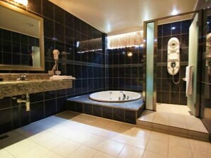 Standard Suite | Bathroom | Shower, free toiletries, hair dryer, slippers