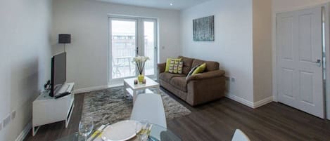 Televisión de pantalla plana, reproductor de DVD y estación para iPod