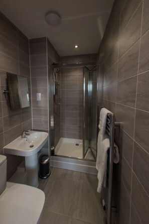 Apartment, 2 Bedrooms | Bathroom | Free toiletries, hair dryer, towels, shampoo