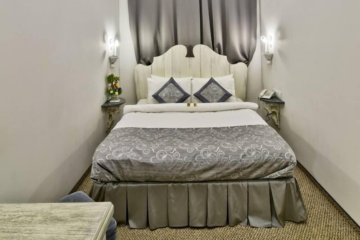 Comfort Double Room | Minibar, in-room safe, desk, blackout drapes