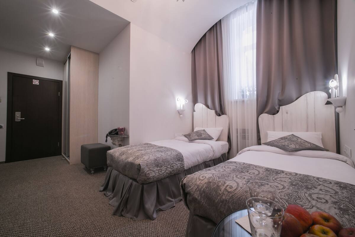 Standard Twin Room | Minibar, in-room safe, desk, blackout drapes