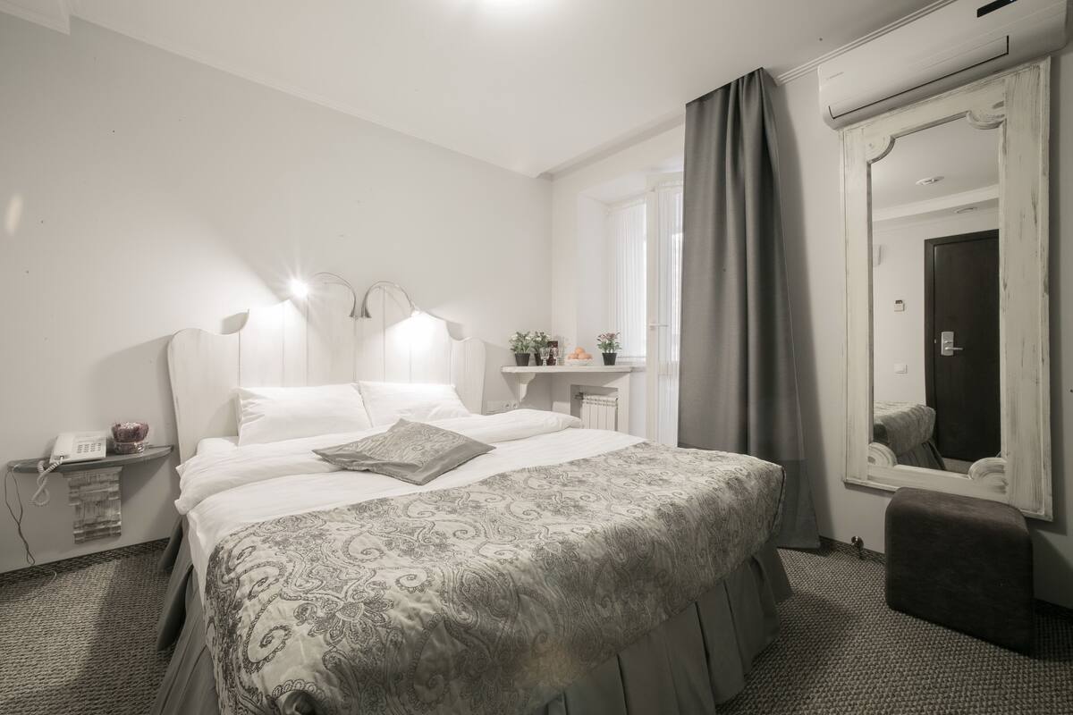 Economy Double Room | Minibar, in-room safe, desk, blackout drapes