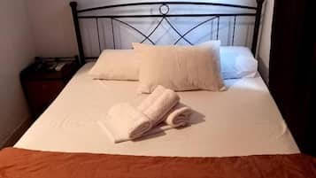Escritorio, tabla de planchar con plancha, wifi gratis y ropa de cama