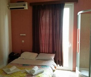 Desk, iron/ironing board, free WiFi, bed sheets - Korydallos Hotel (Nikaia-Agios Ioannis Rentis)