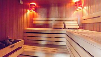 Una sauna con bancos de madera y asientos, un banco de madera con asiento, y un banco de madera con asiento.