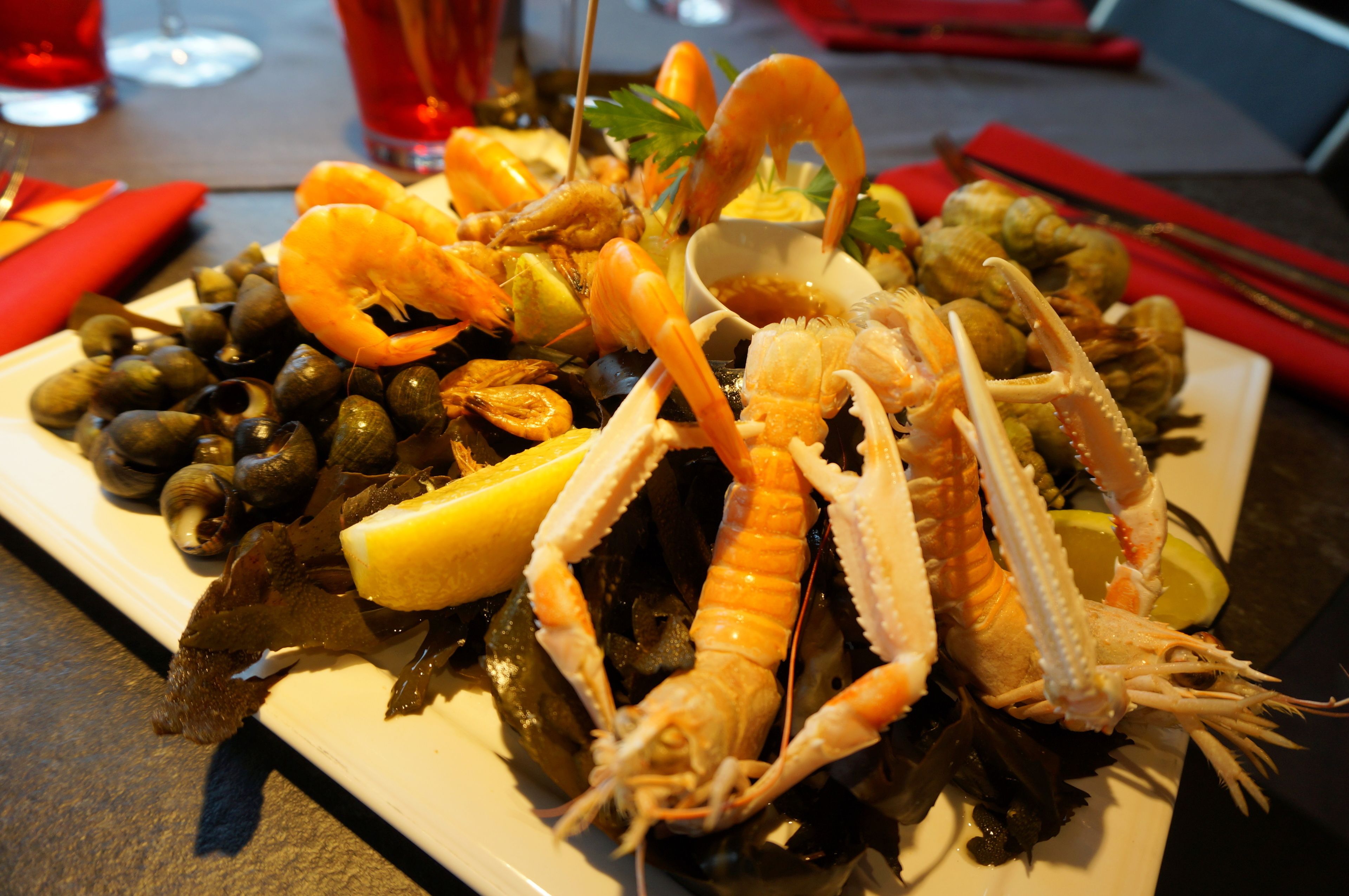 Una bandeja de mariscos con diferentes tipos de mariscos y verduras.