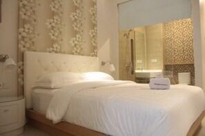 Executive Room | Egyptian cotton sheets, premium bedding, pillowtop beds, in-room safe - Petogogan Residence (Jakarta)