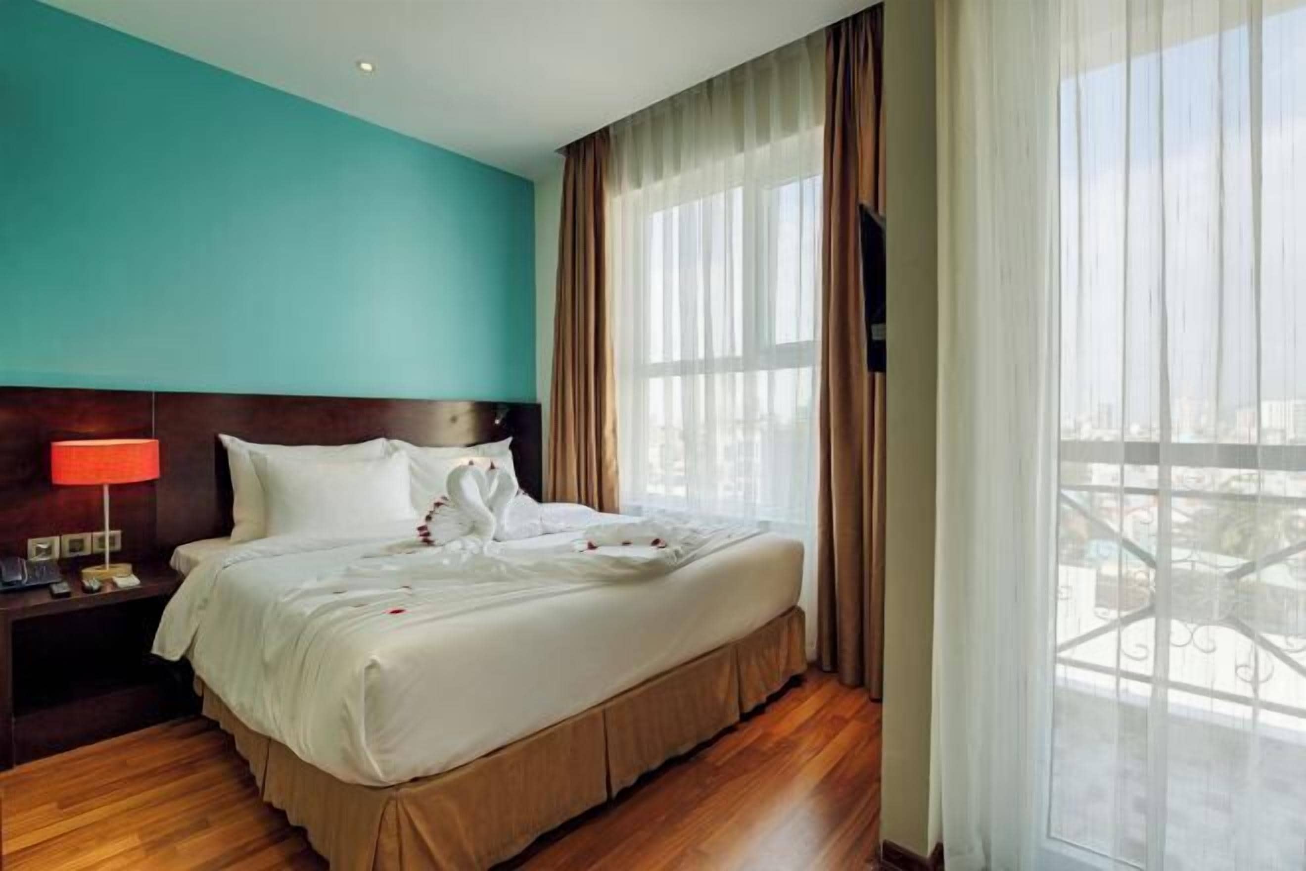 Een minibar, een kluis op de kamer, individueel gedecoreerd