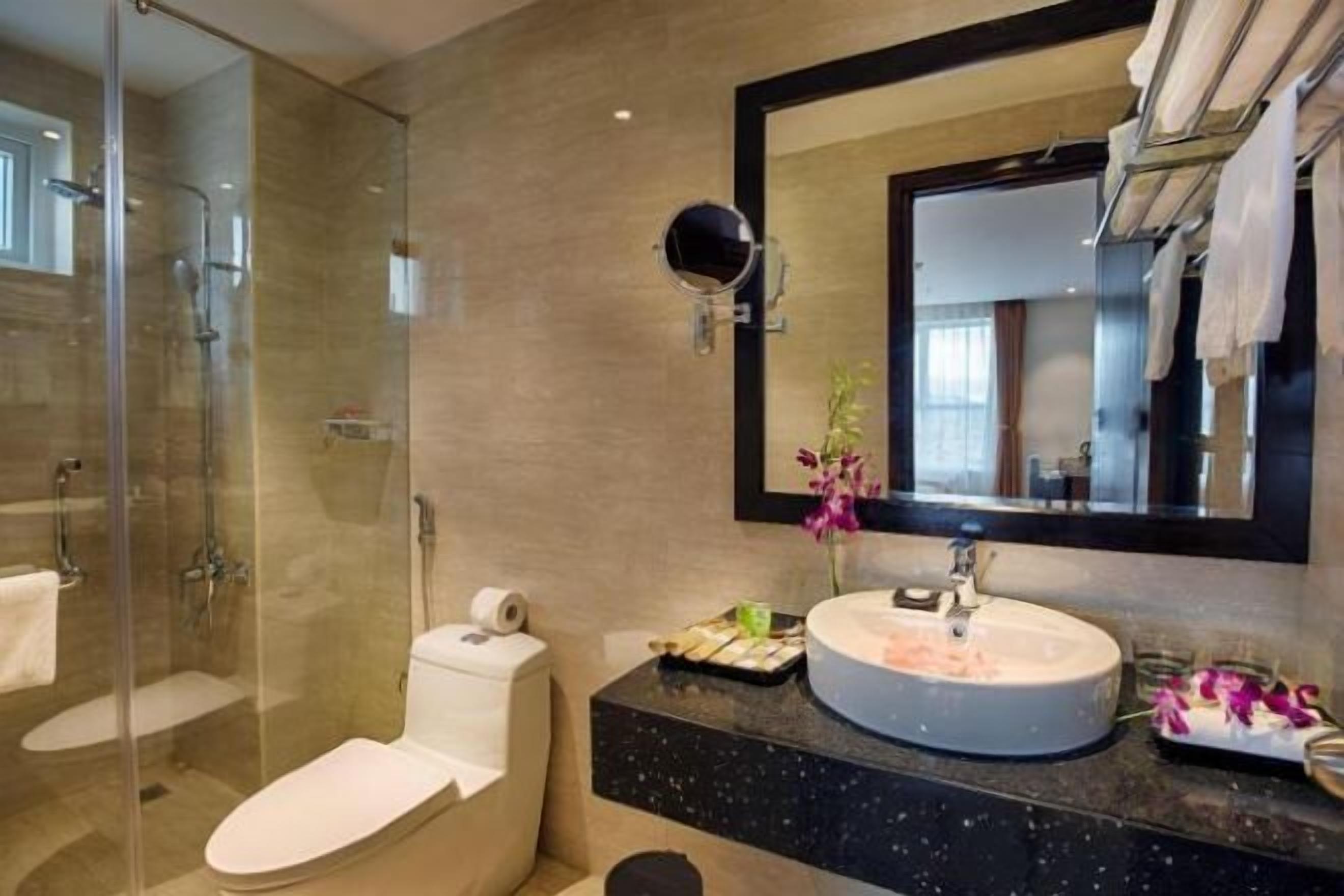 Badeværelse | Bruser, brusehoved med spredningseffekt, gratis toiletartikler