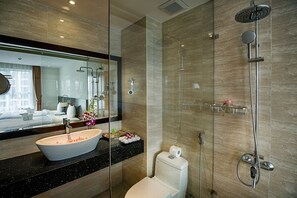 Een douche, een regendouche, gratis toiletartikelen, een haardroger
