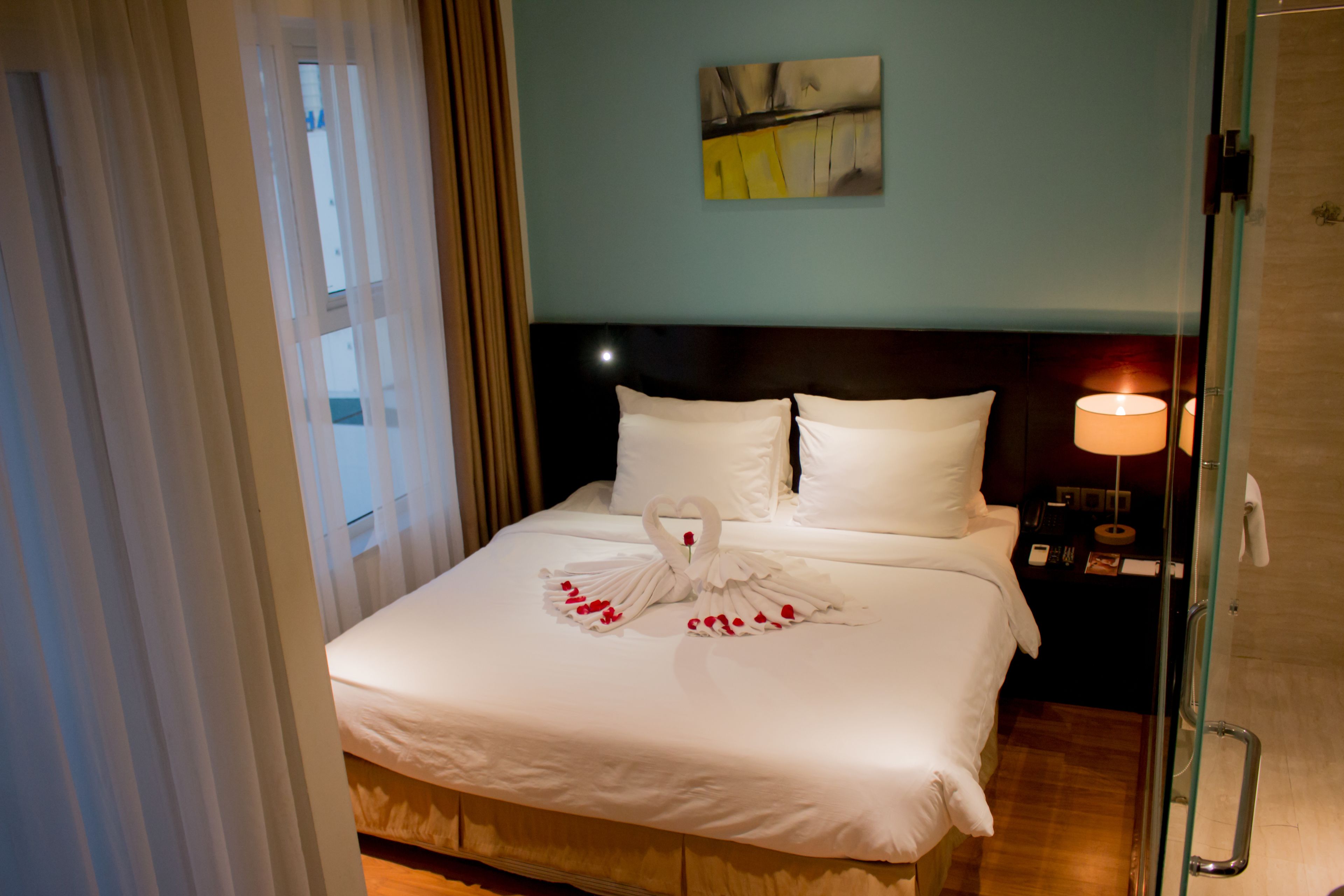 deluxe double room | 1 bedroom, minibar, in-room safe, individually decorated