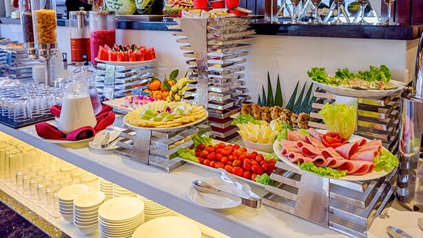 Un bufé con diferentes alimentos y bebidas.