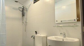 Habitación estándar con 2 camas individuales, 2 camas individuales, baño privado | Baño | Ducha, secador de pelo, bidé y toallas
