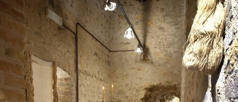 Se sirven almuerzos, cenas y cocina local