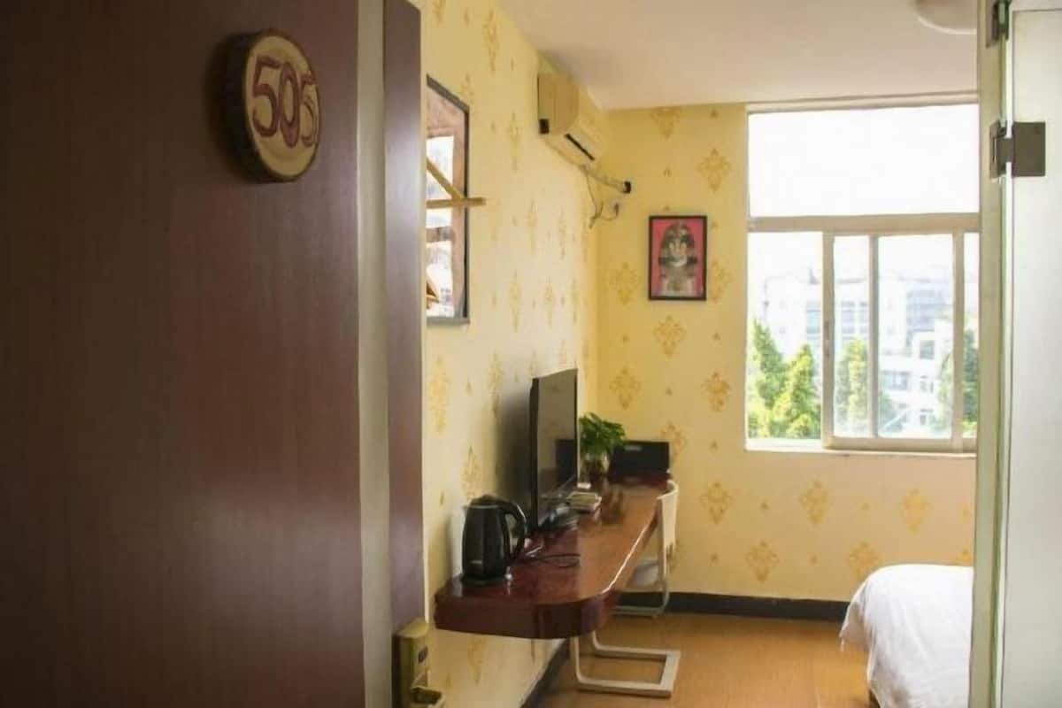 Meja kerja, setrika/meja setrika, dan Wi-Fi gratis