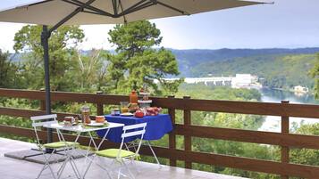 Tägliches einheimisches Frühstück (15 EUR pro Person)