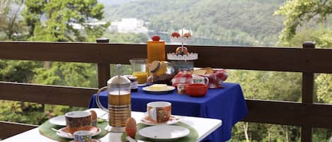 Petit déjeuner composé de spécialités régionales (15 EUR par personne)