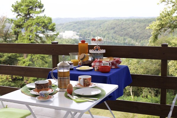 Petit déjeuner composé de spécialités régionales (15 EUR par personne)