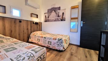 Muebles diferentes, cortinas blackout, wifi gratis y ropa de cama