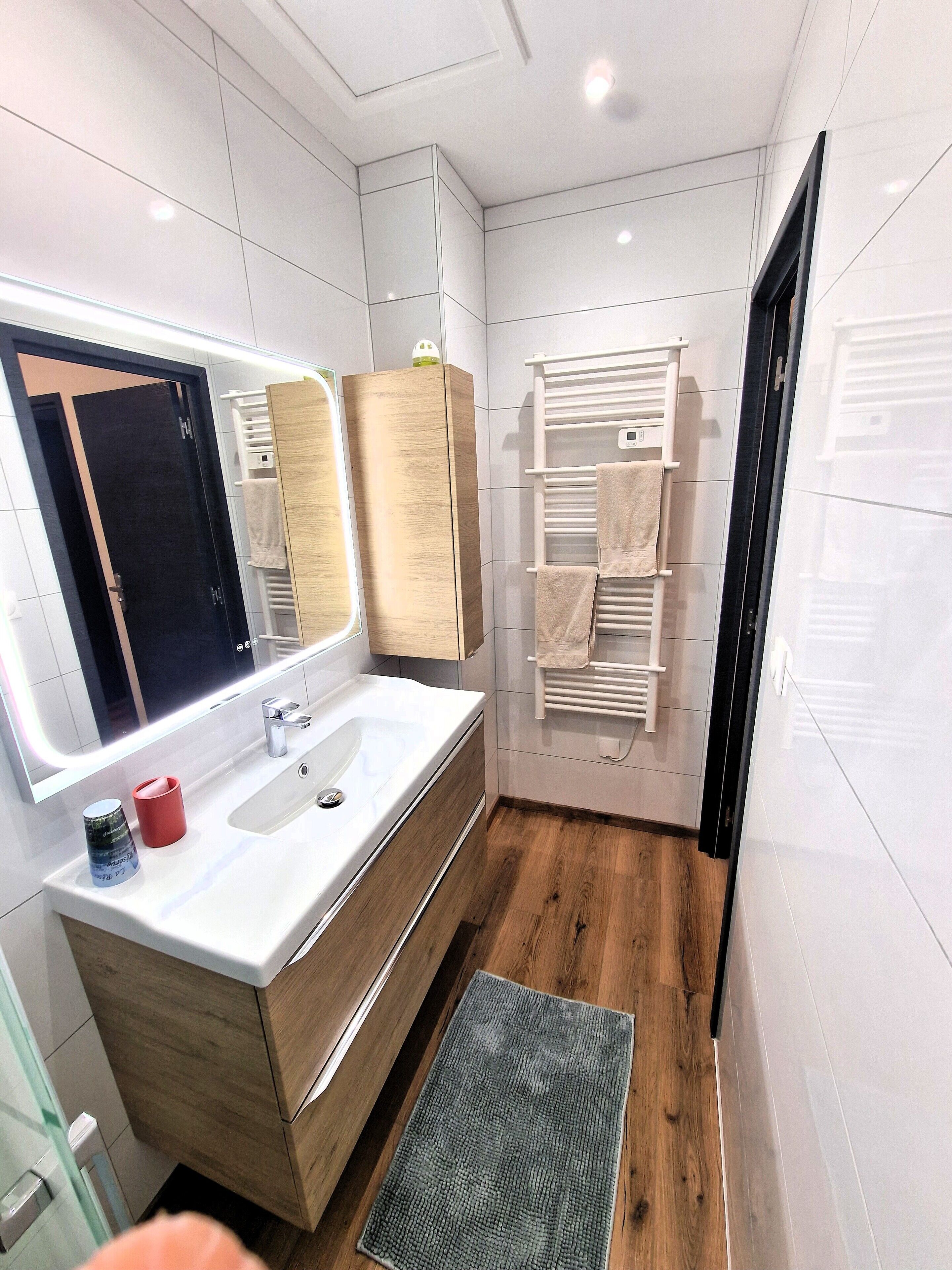 family apartment, 3 bedrooms | bathroom | shower, towels, shampoo, toilet paper