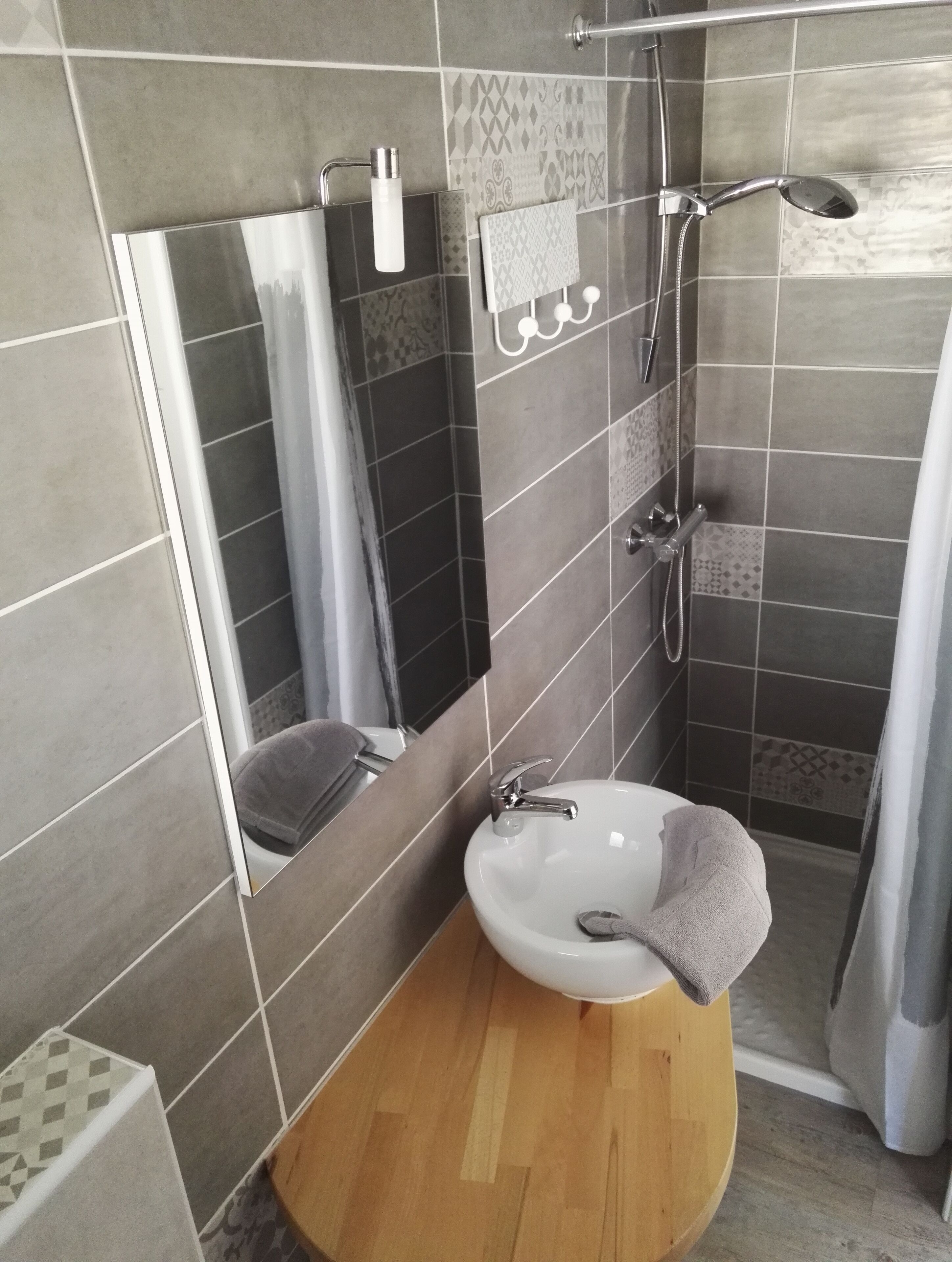 standard double room | bathroom | shower, towels, shampoo, toilet paper
