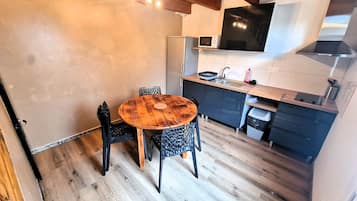 Departamento familiar, 3 habitaciones | Cocina privada | Microondas y comedor