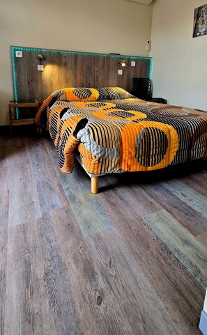 Muebles diferentes, cortinas blackout, wifi gratis y ropa de cama 