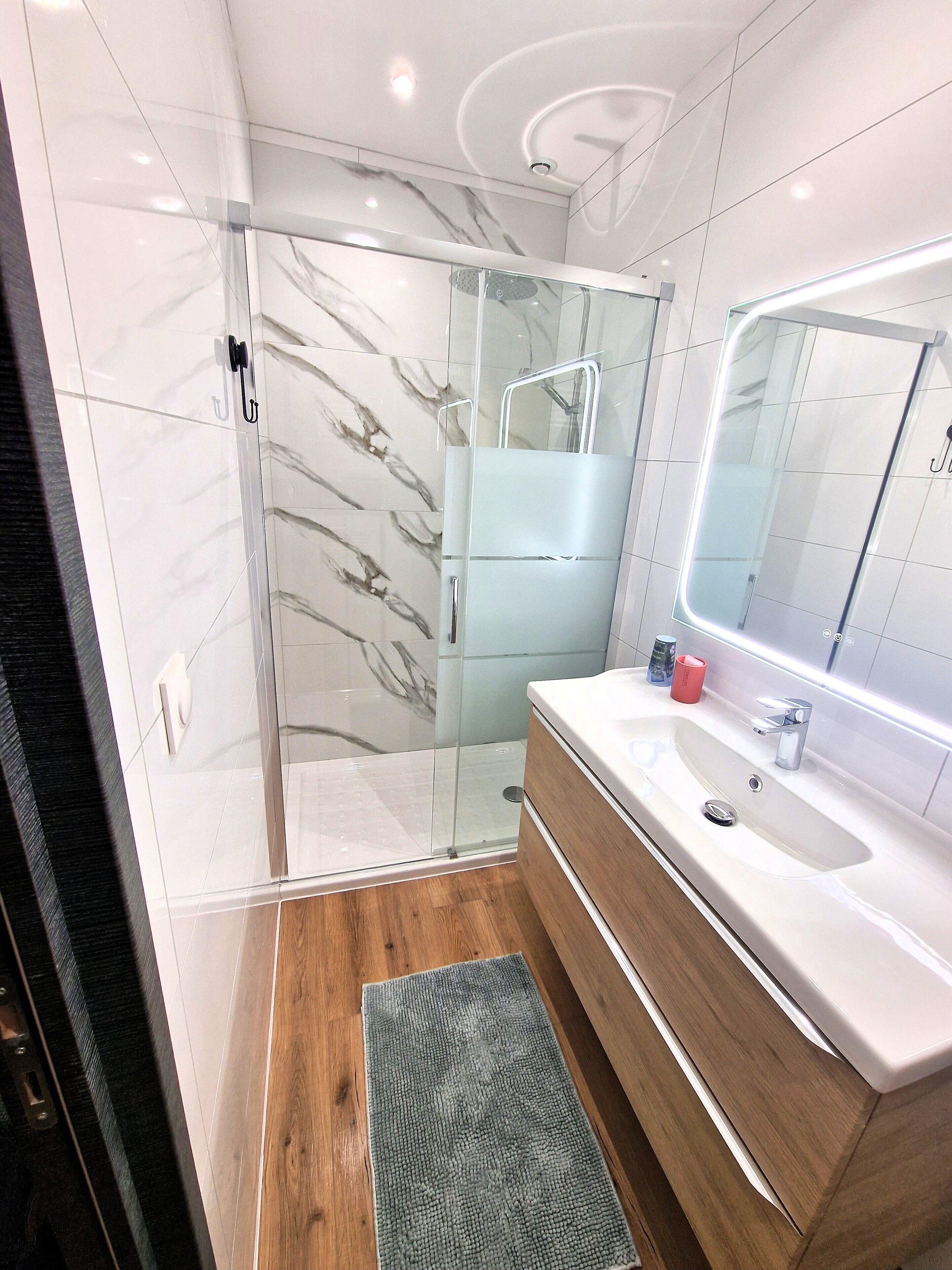 Familienapartment, 3 Schlafzimmer | Badezimmer | Dusche, Handtücher, Shampoo, Toilettenpapier