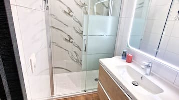 Familienapartment, 3 Schlafzimmer | Badezimmer | Dusche, Handtücher, Shampoo, Toilettenpapier