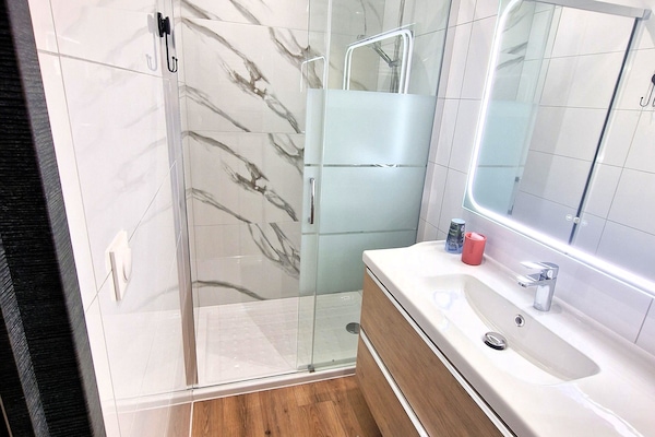 Family Apartment, 3 Bedrooms | Bathroom | Shower, towels, shampoo, toilet paper