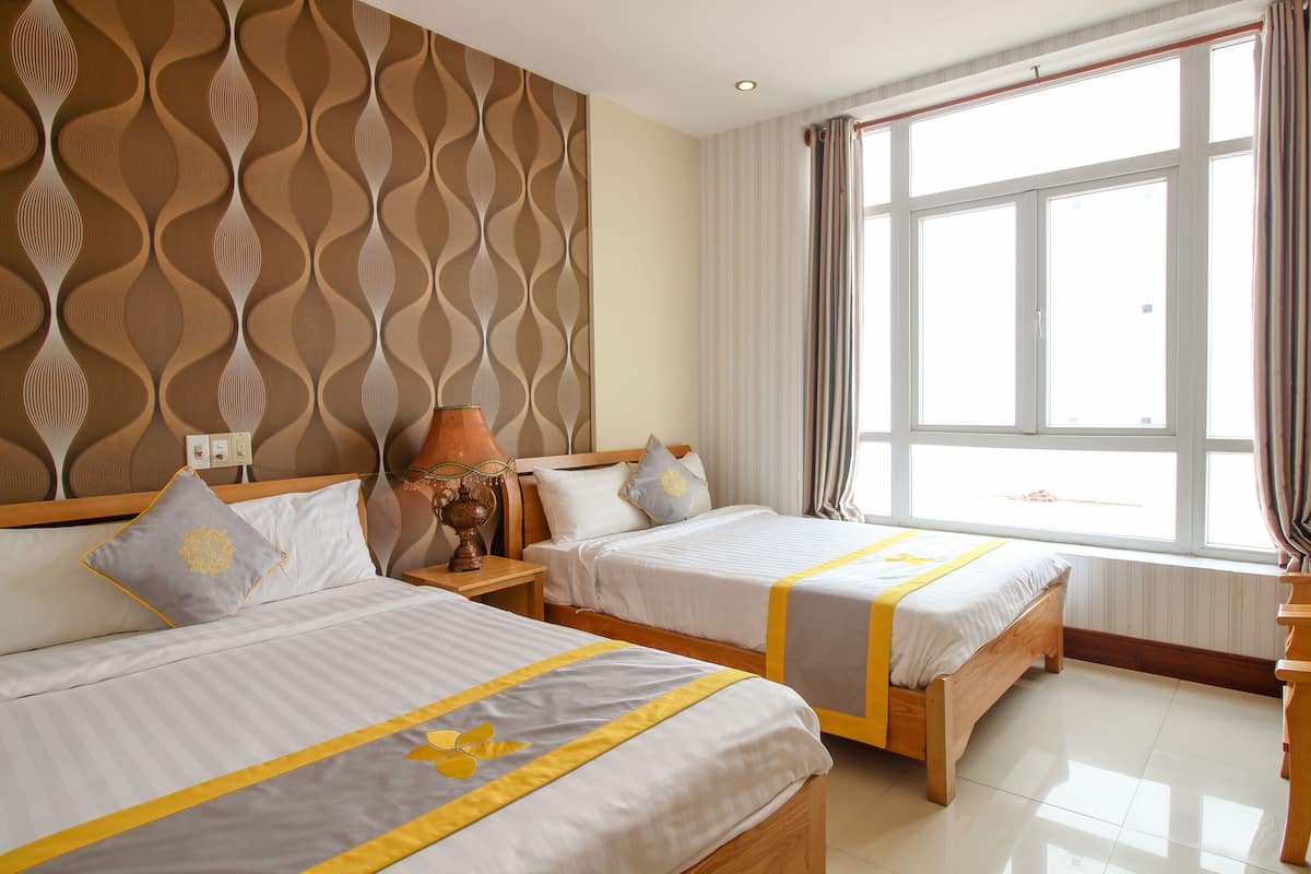 Minibar, desk, blackout drapes, WiFi (free)