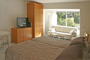 Studio, terrasse, côté jardin | Vue de la chambre