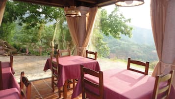 Se sirven desayunos, comidas y cocina local con mesas al aire libre