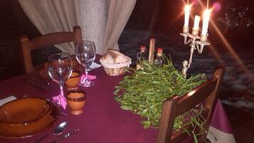 Ofereix taules a l'aire lliure i s'hi serveixen esmorzars i dinars