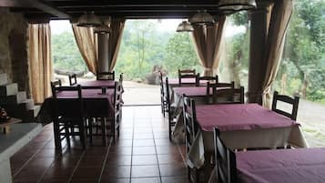 Ofereix taules a l'aire lliure i s'hi serveixen esmorzars i dinars