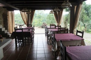 Petit déjeuner et déjeuner servis sur place, restauration en plein air