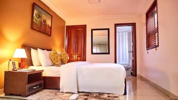 Executive Suite, 1 Queen Bed, City View | 2 bedrooms, down duvets, Select Comfort beds, in-room safe