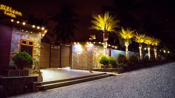 Vista frontal de la propiedad