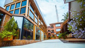 Un edificio moderno con amplios ventanales, piso de mármol y plantas en macetas.