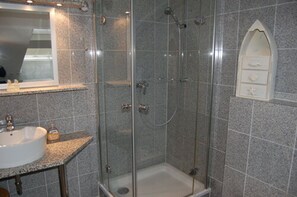 Douche, sèche-cheveux, serviettes fournies