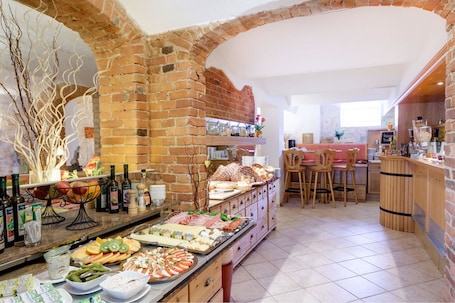 Daily buffet breakfast (EUR 7.90 per person)