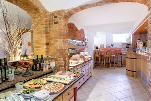 Desayuno buffet diario (EUR 7.90 por persona)