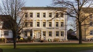 A two-story building with a sign reading "PARKHOTEL". - Parkhotel del Mar (Sassnitz)