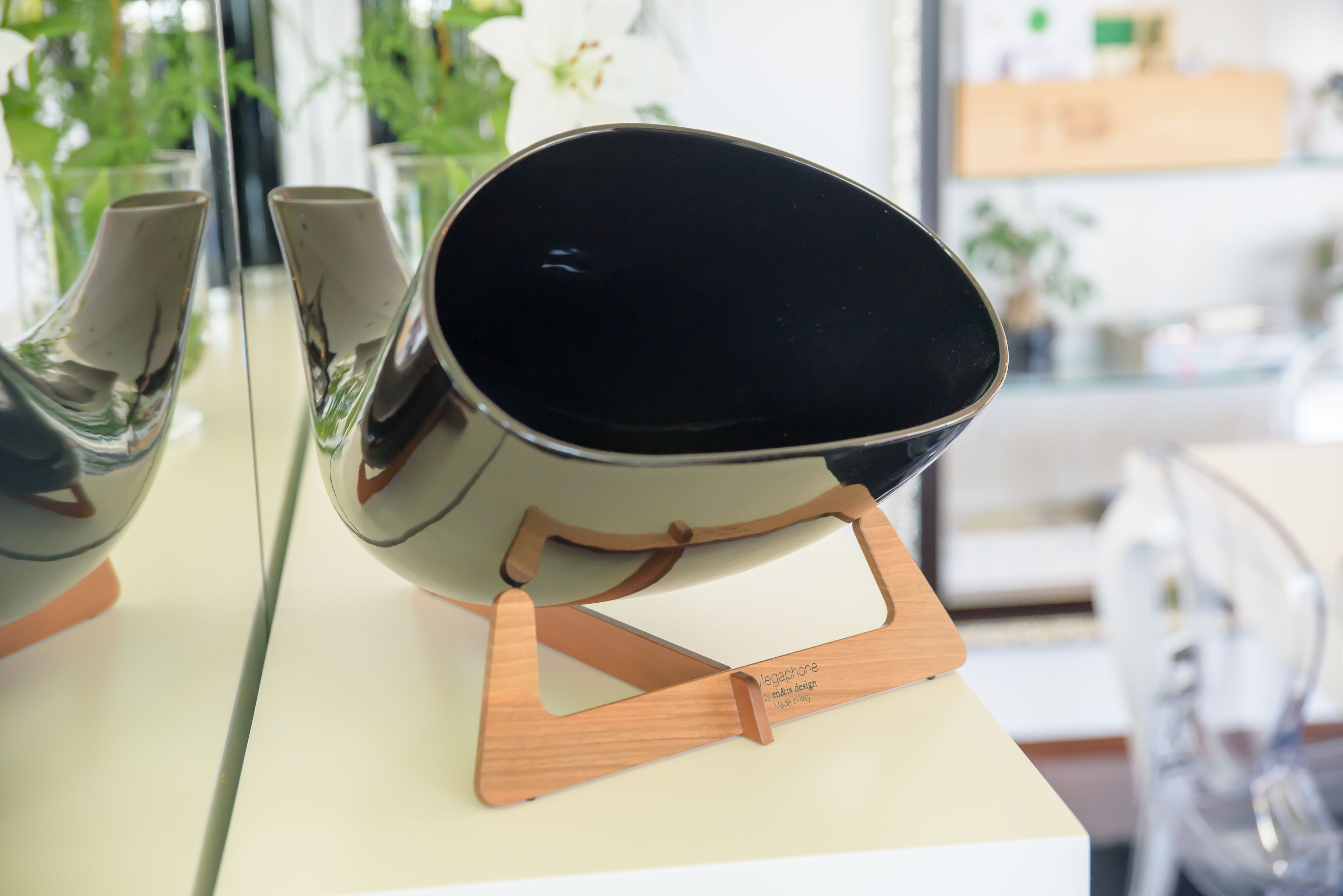 Una encimera de cocina con una olla negra sobre un soporte de madera.