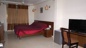 Deluxe Room | Desk, free cots/infant beds, rollaway beds, free WiFi