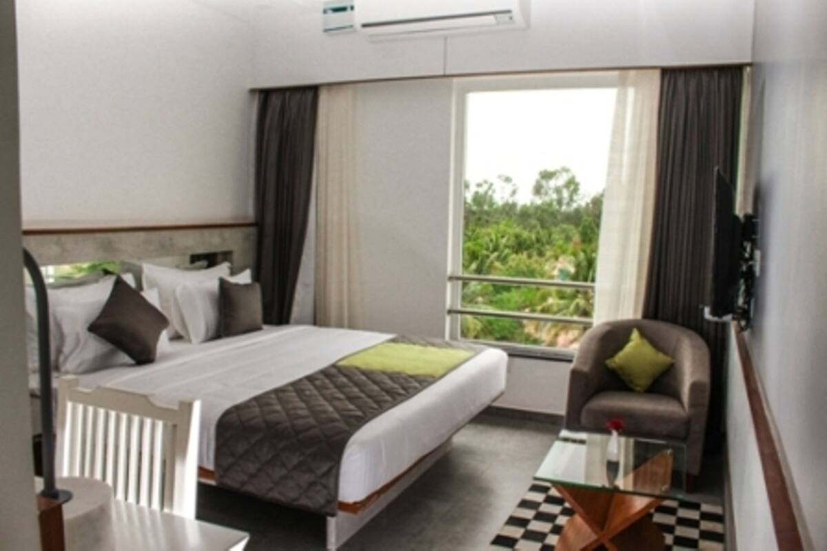 1 quarto, frigobar, cofres nos quartos, escrivaninha