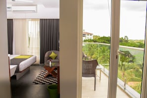 Phòng Suite Club, 1 giường đôi, quang cảnh thành phố | 1 phòng ngủ, minibar, két bảo mật tại phòng, bàn