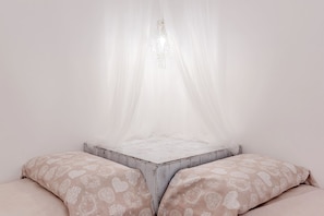 Hypo-allergenic bedding, pillow-top beds, desk, soundproofing - Le Villanelle B&B (Naples)