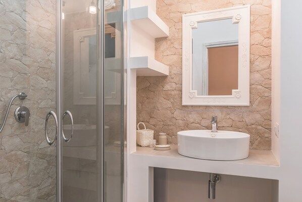 Comfort Double Room, Ensuite (Cicerenella) | Bathroom | Shower, free toiletries, hair dryer, bidet