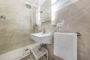 Comfort Room, 1 Queen Bed with Sofa bed, Private Bathroom, Garden View | Bathroom | Shower, free toiletries, hair dryer, slippers - B&B Colori e Note (Naples)